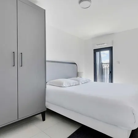 - La Defense & Paris Appartement Suresnes
